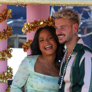 Christina Milian, enceinte, et M Pokora (Matt) font la promotion de la marque "Beignet Box" de Christina sur un char lors d'une parade à Los Angeles le 10 avril 2021. 