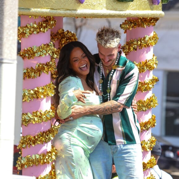 Christina Milian, enceinte, et M Pokora (Matt) font la promotion de la marque "Beignet Box" de Christina sur un char lors d'une parade à Los Angeles le 10 avril 2021. 