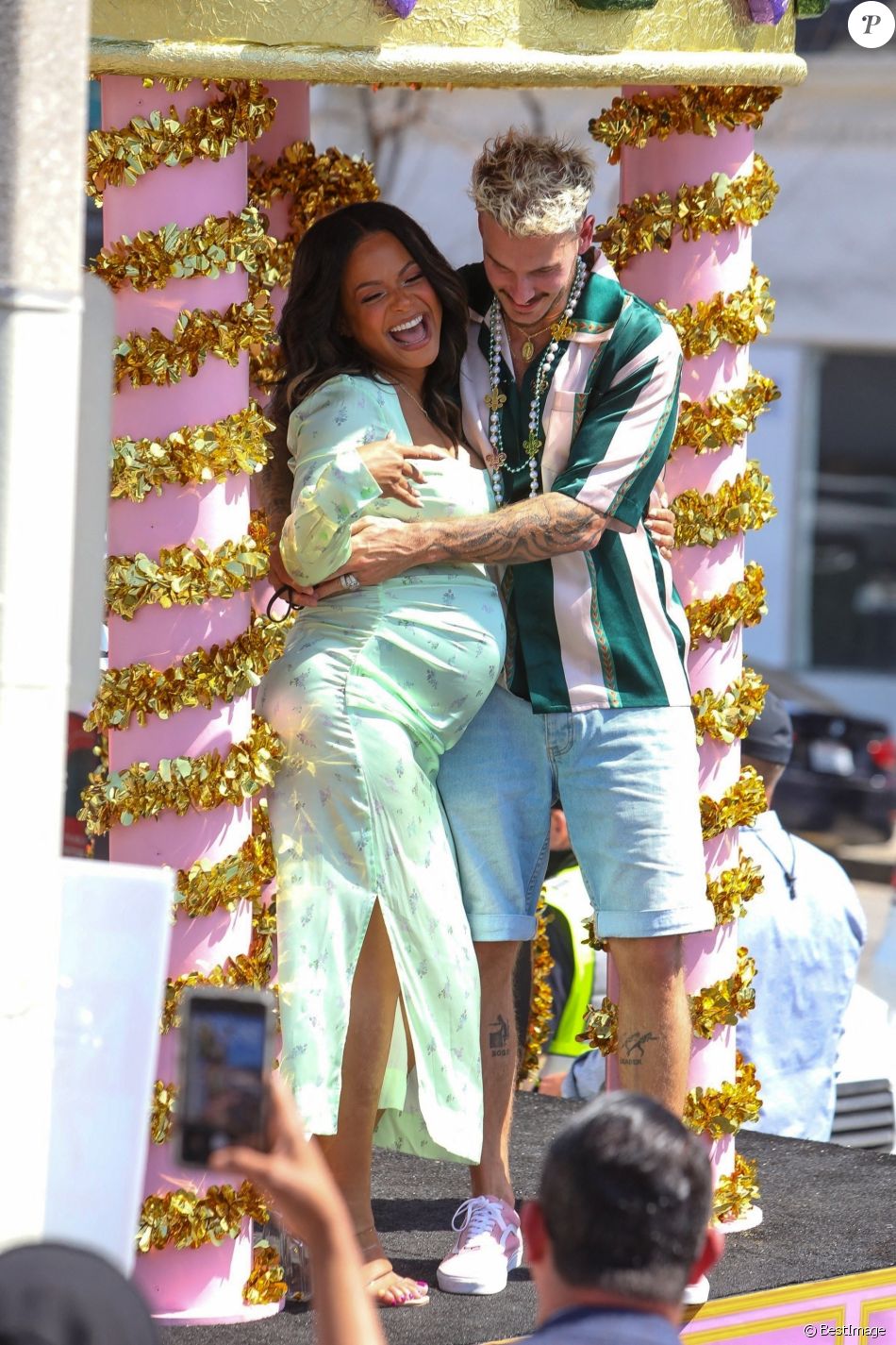 Christina Milian, enceinte, et M Pokora (Matt) font la promotion de la marque "Beignet Box" de Christina sur un char lors d'une parade à Los Angeles le 10 avril 2021.