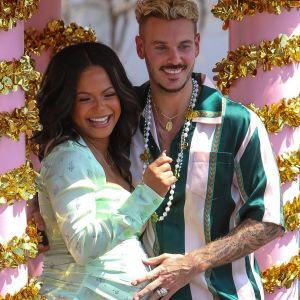 Christina Milian, enceinte, et M Pokora (Matt) font la promotion de la marque "Beignet Box" de Christina sur un char lors d'une parade à Los Angeles.