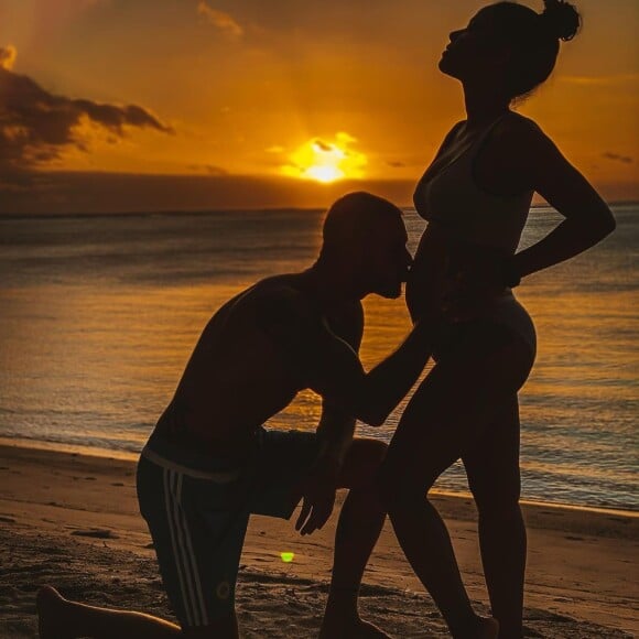 Christina Milian et M. Pokora annonçant l'arrivée prochaine de leur deuxième enfant, alors qu'ils se trouvaient à La Réunion en décembre 2020.