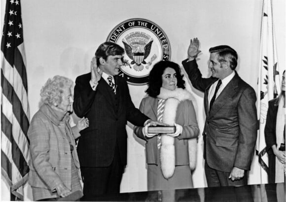 Walter Mondale, ancien vice-président de Jimmy Carter, est mort à 93 ans le 19 avril 2021. Ici, Walter Mondale avec le sénateur John W. Warner, son épouse Elizabeth Taylor et sa mère à Washington en 1979.