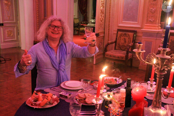 Exclusif - Pierre-Jean Chalençon, confiné au Palais Vivienne, s'est fait un couscous pour le dîner le 3 mai 2020. © Philippe Baldini / Bestimage 