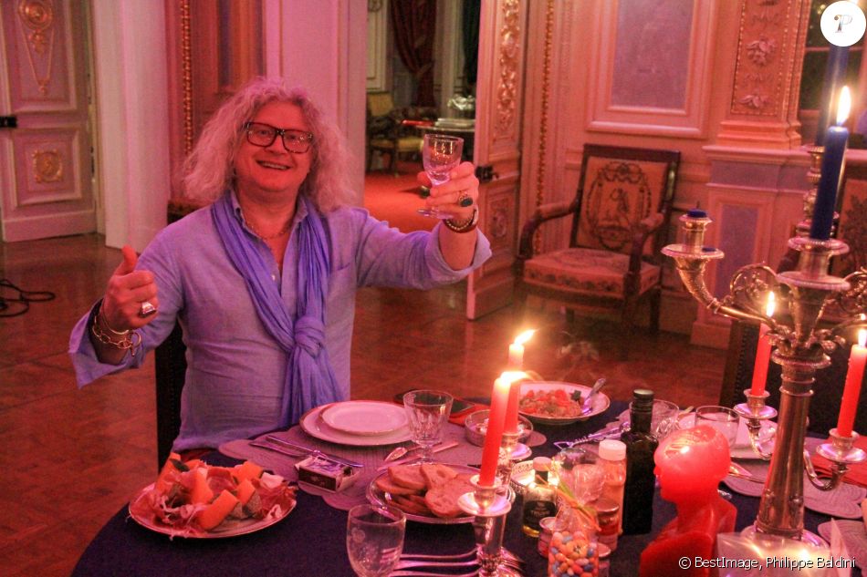 Exclusif - Pierre-Jean Chalençon, confiné au Palais Vivienne, s'est fait un couscous pour le dîner le 3 mai 2020. © Philippe Baldini / Bestimage
