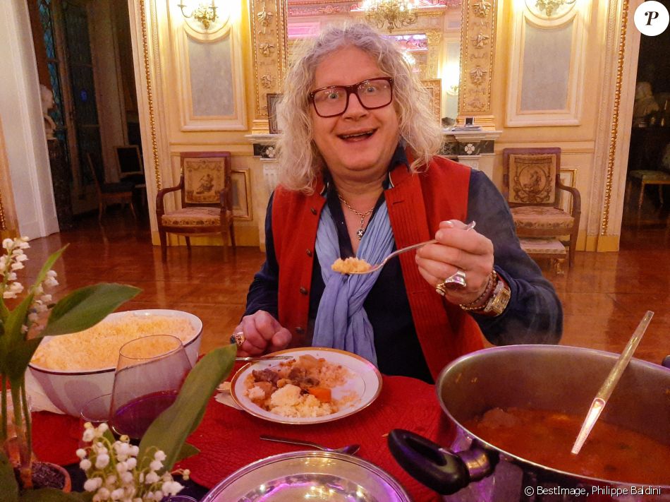 Exclusif - Pierre-Jean Chalençon, confiné au Palais Vivienne, s'est fait un couscous pour le dîner le 3 mai 2020. © Philippe Baldini / Bestimage