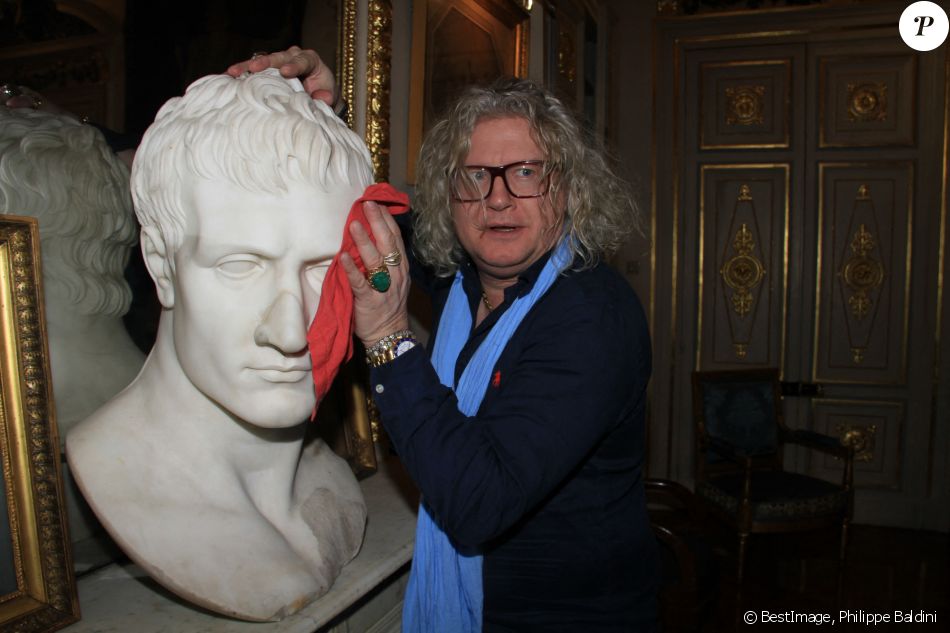 Exclusif - Pierre-Jean Chalençon fait du ménage pendant son confinement lors de l'épidémie de Coronavirus (COVID-19) dans son palais Vivienne à Paris le 27 mars 2020. © Philippe Baldini/Bestimage