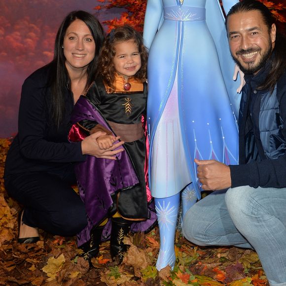 Moundir avec sa femme Inès et leur fille Aliya à la projection exceptionelle de "La Reine des Neiges 2" au Grand Rex à Paris le 13 novembre 2019. © Veeren Ramsamy/Bestimage