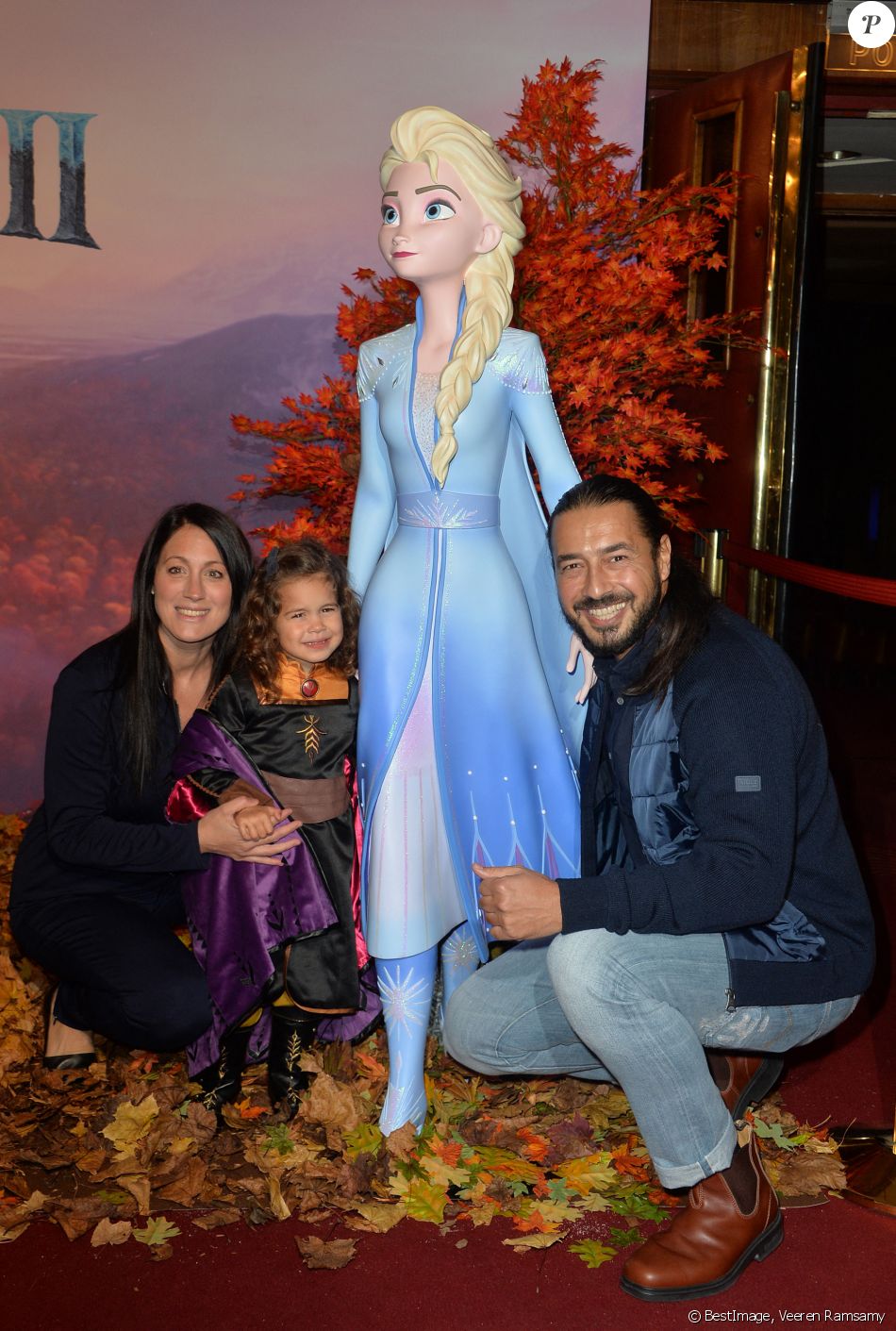 Moundir avec sa femme Inès et leur fille Aliya à la projection exceptionelle de "La Reine des Neiges 2" au Grand Rex à Paris le 13 novembre 2019. © Veeren Ramsamy/Bestimage