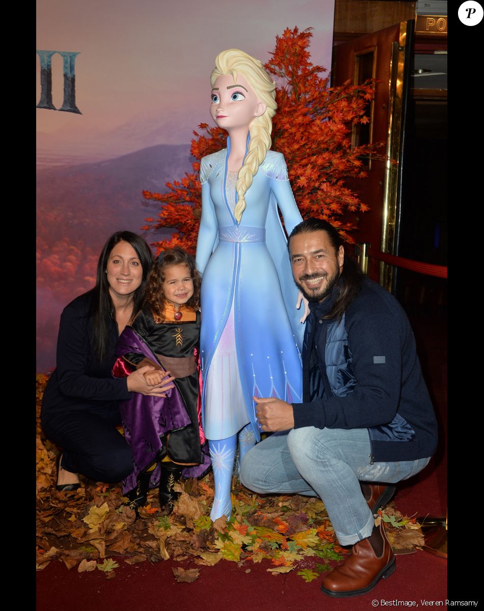 Moundir avec sa femme Inès et leur fille Aliya à la projection exceptionelle de "La Reine des Neiges 2" au Grand Rex à Paris le 13 novembre 2019. © Veeren Ramsamy/Bestimage
