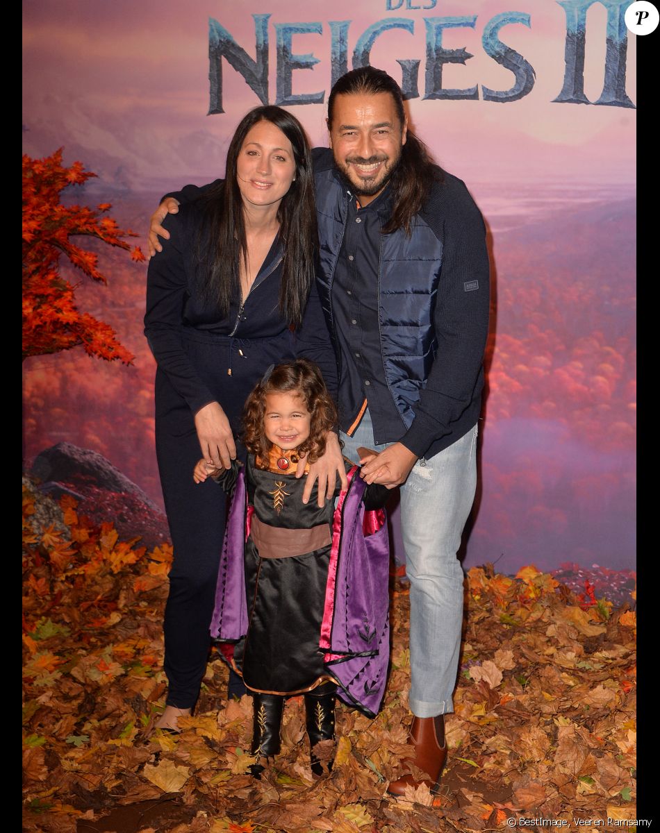 Moundir avec sa femme Inès et leur fille Aliya à la projection exceptionelle de "La Reine des Neiges 2" au Grand Rex à Paris le 13 novembre 2019. © Veeren Ramsamy/Bestimage