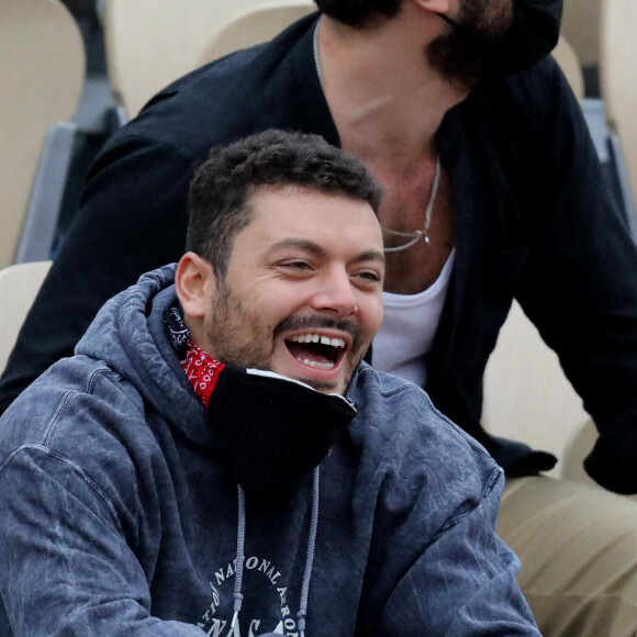 Kev Adams est venu encourager son ami S.Wawrinka qui jouait face à H.Gaston lors du tournoi de tennis des Internationaux de Roland Garros à Paris. Le 2 octobre 2020 © Dominique Jacovides / Bestimage