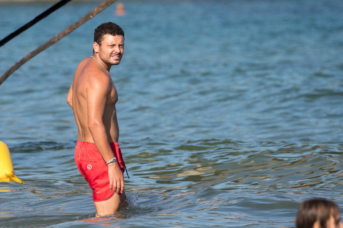 Photo Exclusif Kev Adams S Clate Avec Des Amis Dans Les Vagues De Saint Tropez Le Ao T