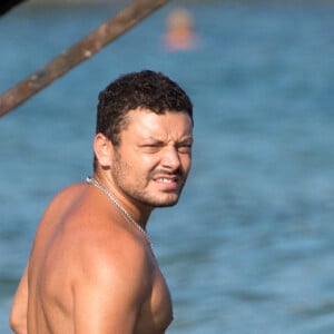 Exclusif - Kev Adams s'éclate avec des amis dans les vagues de Saint-Tropez le 20 août 2020.