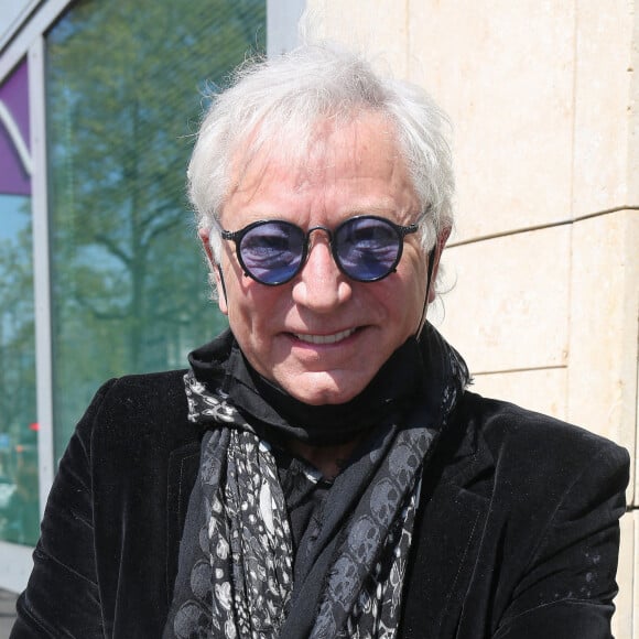 Exclusif - Laurent Boyer quitte les studios de la radio RTL une cigarette à la main à Paris le 19 avril 2021. © Panoramic / Bestimage