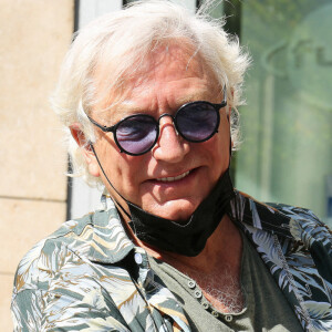 Exclusif - Laurent Boyer quitte les studios de RTL à Neuilly-sur-Seine, le 21 septembre 2020. L'animateur est muni d'un masque de protection en raison de l'épidémie de coronavirus (Covid-19).