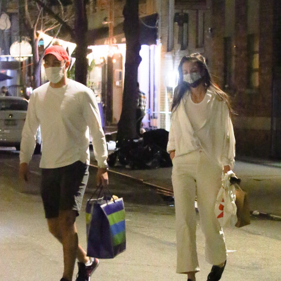 Katie Holmes et son compagnon Emilio Vitolo Jr. rentrent chez eux après un dîner à New York le 12 mars 2021. 