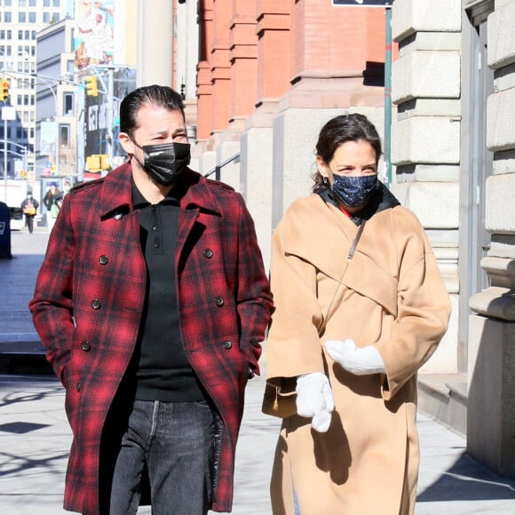 Katie Holmes et son compagnon Emilio Vitolo Jr se promènent dans les rues de New York, le 8 mars 2021. 