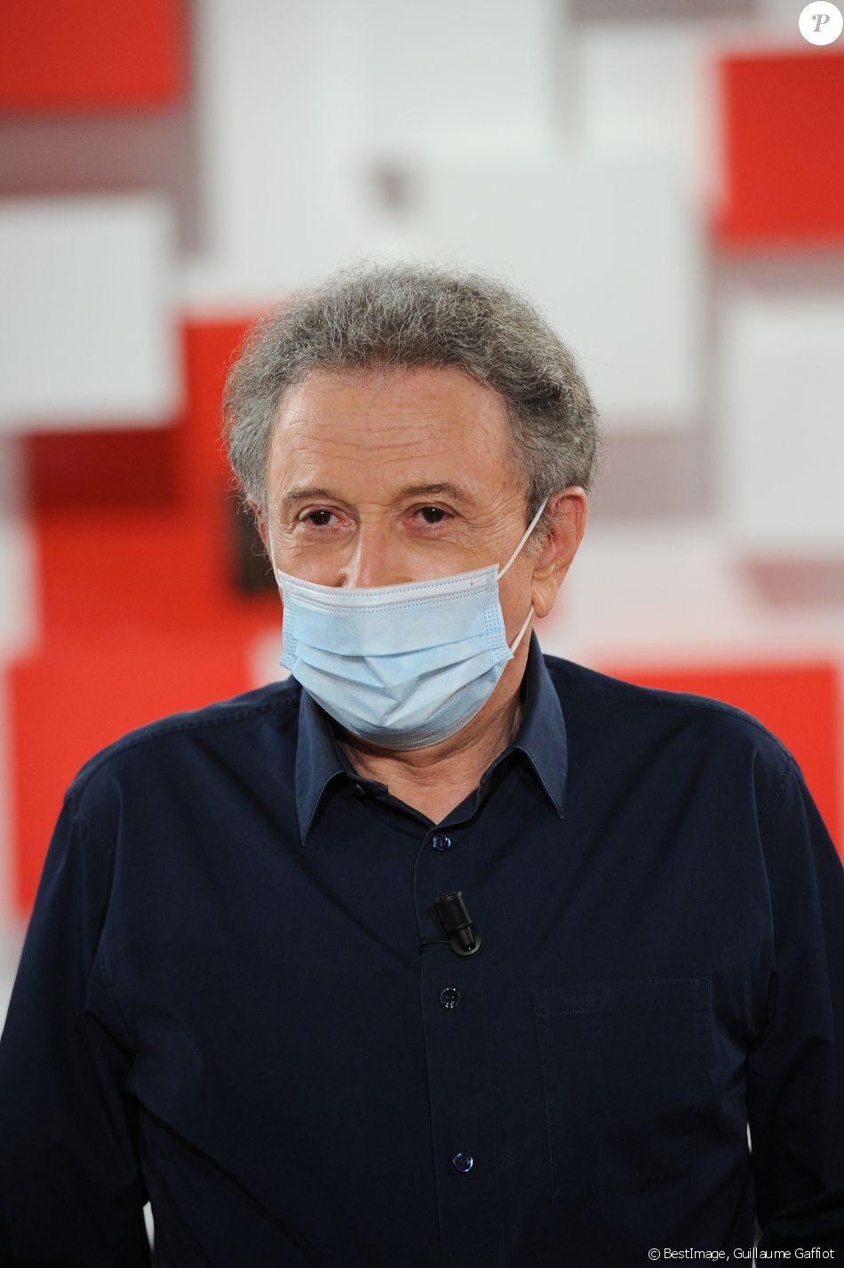 Exclusif - Michel Drucker (porte un masque) - Enregistrement de l'émission ' Vivement Dimanche ' au studio Gabriel consacrée aux Chevaliers du fiel le 13 mai 2020 . Diffusion le 24 mai 2020 sur France 2 . © Guillaume Gaffiot / Bestimage