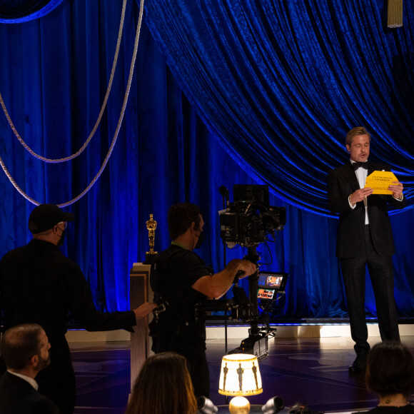 Brad Pitt présente l'Oscar du Meilleur second rôle féminin à la 93ème cérémonie des Oscars dans la gare Union Station. Los Angeles, le 25 avril 2021.