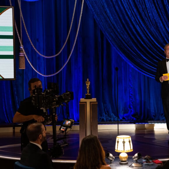 Brad Pitt présente l'Oscar du Meilleur second rôle féminin à la 93ème cérémonie des Oscars dans la gare Union Station. Los Angeles, le 25 avril 2021.