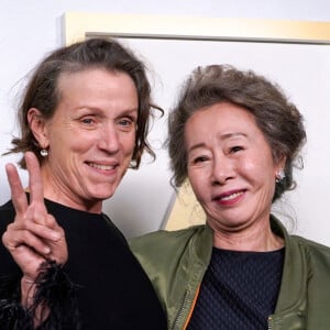 Yuh-Jung Youn et Frances McDormand (Oscars du Meilleur second rôle féminin et de la Meilleure actrice) à la 93ème cérémonie des Oscars dans la gare Union Station. Los Angeles, le 25 avril 2021.