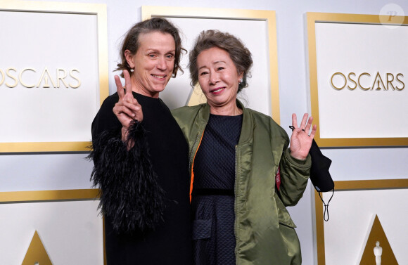 Yuh-Jung Youn et Frances McDormand (Oscars du Meilleur second rôle féminin et de la Meilleure actrice) à la 93ème cérémonie des Oscars dans la gare Union Station. Los Angeles, le 25 avril 2021.