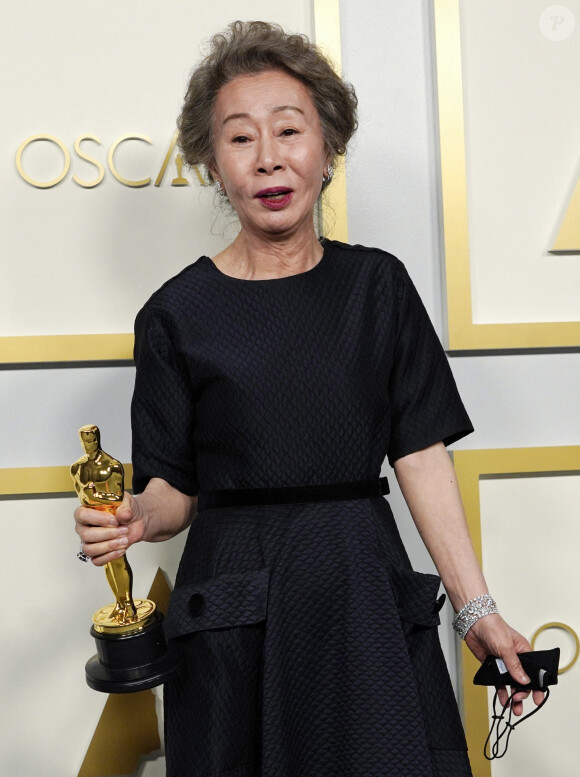 Yuh-Jung Youn et son Oscar de Meilleur second rôle féminin à la 93ème cérémonie des Oscars dans la gare Union Station. Los Angeles, le 25 avril 2021.