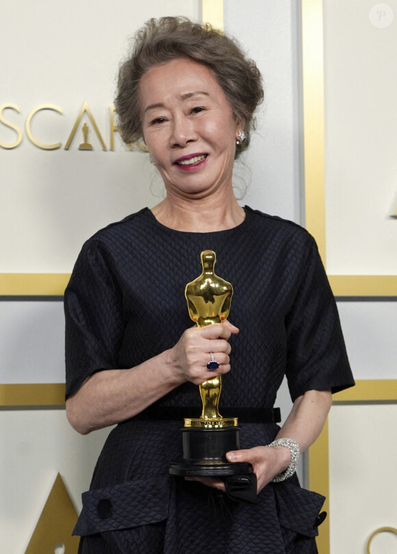 Yuh-Jung Youn et son Oscar de Meilleur second rôle féminin à la 93ème cérémonie des Oscars dans la gare Union Station. Los Angeles, le 25 avril 2021.