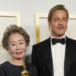 Brad Pitt a remis à Yuh-Jung Youn l'Oscar du Meilleur second rôle féminin à la 93ème cérémonie des Oscars dans la gare Union Station. Los Angeles, le 25 avril 2021.