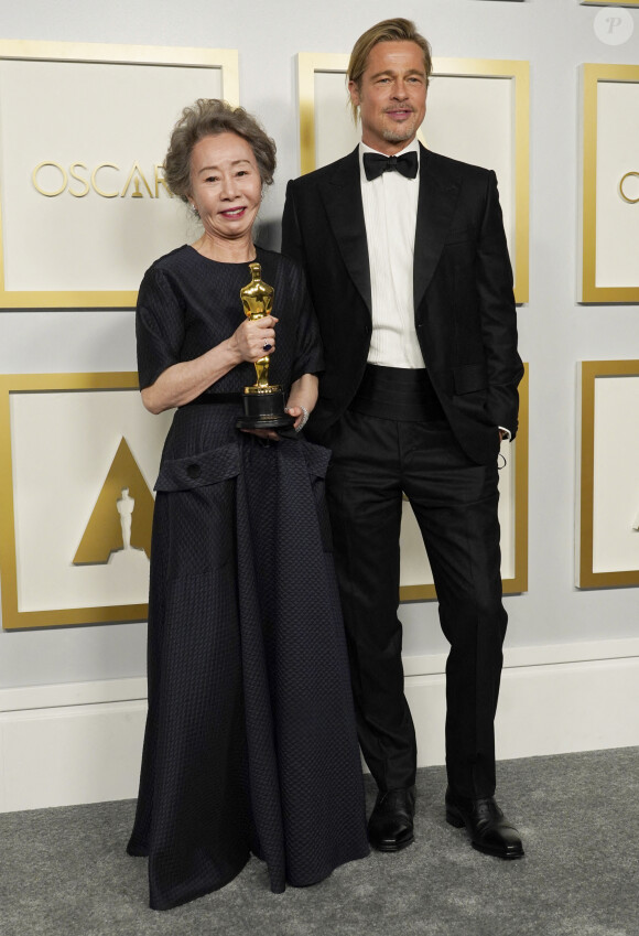 Brad Pitt a remis à Yuh-Jung Youn l'Oscar du Meilleur second rôle féminin à la 93ème cérémonie des Oscars dans la gare Union Station. Los Angeles, le 25 avril 2021.