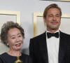 Brad Pitt a remis à Yuh-Jung Youn l'Oscar du Meilleur second rôle féminin à la 93ème cérémonie des Oscars dans la gare Union Station, à Los Angeles.