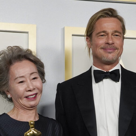 Brad Pitt a remis à Yuh-Jung Youn l'Oscar du Meilleur second rôle féminin à la 93ème cérémonie des Oscars dans la gare Union Station, à Los Angeles.