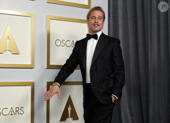 Brad Pitt a remis l'Oscar du Meilleur second rôle féminin à la 93ème cérémonie des Oscars dans la gare Union Station. Los Angeles, le 25 avril 2021.