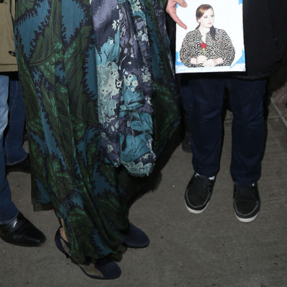 La chanteuse Adele rencontre ses fans dans la rue à New York, le 25 novembre 2015.