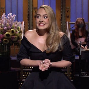 La chanteuse Adele revient sur l'émission Saturday Night Live 12 ans après son premier passage.