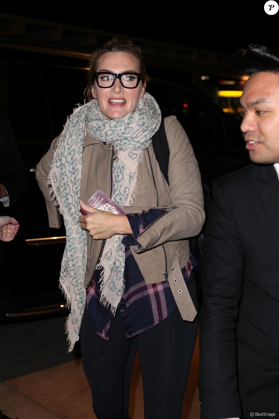 Kate Winslet signe des autographes en arrivant à l'aéroport de Toronto, le 10 septembre 2017. © CPA/Bestimage