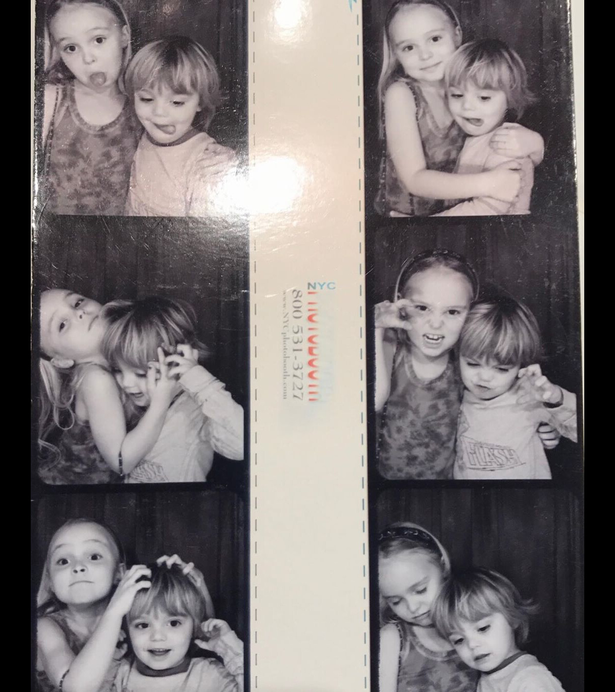 Photo : Lily-Rose Depp et son petit frère Jack sur Instagram, le 9 avril  2020. - Purepeople