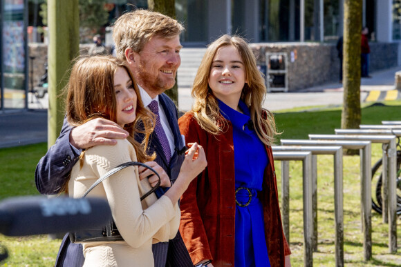 Le roi Willem-Alexander des Pays-Bas avec ses filles la princesse Alexia des Pays-Bas et la princesse Ariane des Pays-Bas - La famille royale des Pays-bas réunie à Eindhoven à l'occasion de la fête du Roi (Koningsdag), anniversaire du roi (54 ans), le 27 avril 2021.