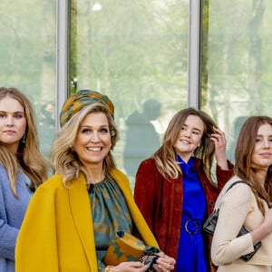 La reine Maxima des Pays-Bas avec ses filles la princesse Alexia des Pays-Bas, la princesse Ariane des Pays-Bas et la princesse Catharina-Amalia des Pays-Bas - La famille royale des Pays-bas réunie à Eindhoven à l'occasion de la fête du Roi (Koningsdag), anniversaire du roi (54 ans), le 27 avril 2021.