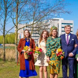 Le roi Willem-Alexander et la reine Maxima des Pays-Bas avec leurs filles la princesse Alexia des Pays-Bas, la princesse Ariane des Pays-Bas et la princesse Catharina-Amalia des Pays-Bas - La famille royale des Pays-bas réunie à Eindhoven à l'occasion de la fête du Roi (Koningsdag), anniversaire du roi (54 ans), le 27 avril 2021.