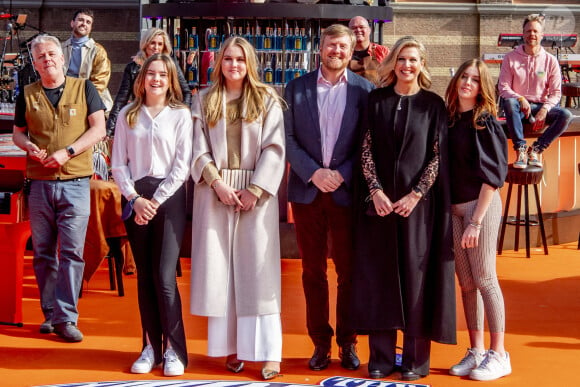 La famille royale des Pays-Bas, Le roi Willem-Alexander et la reine Maxima des Pays-Bas avec leurs filles la princesse Alexia des Pays-Bas, la princesse Ariane des Pays-Bas et la princesse Catharina-Amalia des Pays-Bas, assite à un concert à l'occasion de la fête du Roi (Koningsdag), anniversaire du roi (54 ans) à La Haye, Pays-Bas, le 27 avril 2021.
