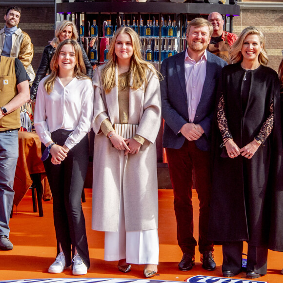 La famille royale des Pays-Bas, Le roi Willem-Alexander et la reine Maxima des Pays-Bas avec leurs filles la princesse Alexia des Pays-Bas, la princesse Ariane des Pays-Bas et la princesse Catharina-Amalia des Pays-Bas, assite à un concert à l'occasion de la fête du Roi (Koningsdag), anniversaire du roi (54 ans) à La Haye, Pays-Bas, le 27 avril 2021.