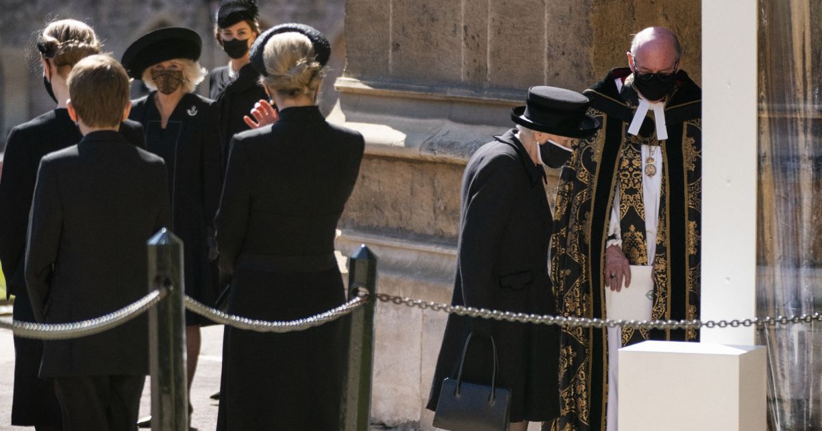 La reine Elisabeth II d'Angleterre et le doyen de Windsor Arrivées aux