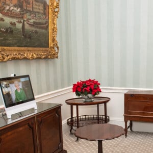 La reine Elizabeth II apparaît sur un écran par vidéoconférence du château de Windsor, où elle est en résidence, lors d'une audience virtuelle pour recevoir l'ambassadeur de Belgique Bruno van der Pluijm et Hildegarde Van de Voorde qui ont assisté au palais de Buckingham, à Londres. Le 18 décembre 2020.