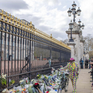 Les anglais viennent rendrent hommage au prince Philip, duc d'Edimbourg devant les grilles de Buckingham Palace à Londres le 11 avril 2021.