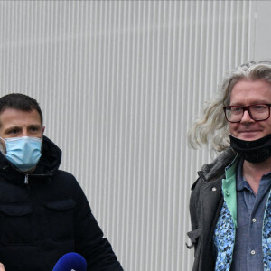 Pierre-Jean Chalençon sort de sa garde à vue avec son avocat, au 36, rue du Bastion à la police judiciaire à Paris, France, le 9 avril 2021. Pierre-Jean Chalençon était entendu dans l'affaire des dîners clandestins pendant les restrictions de l'épidémie de coronavirus (COVID-19), au 36, rue du Bastion à la police judiciaire à Paris, France, le 9 avril 2021.