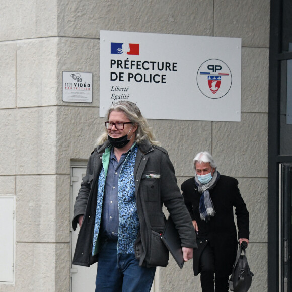 Pierre-Jean Chalençon sort de sa garde à vue avec son avocat, au 36, rue du Bastion à la police judiciaire à Paris, France, le 9 avril 2021. Pierre-Jean Chalençon était entendu dans l'affaire des dîners clandestins pendant les restrictions de l'épidémie de coronavirus (COVID-19), au 36, rue du Bastion à la police judiciaire à Paris, France, le 9 avril 2021.