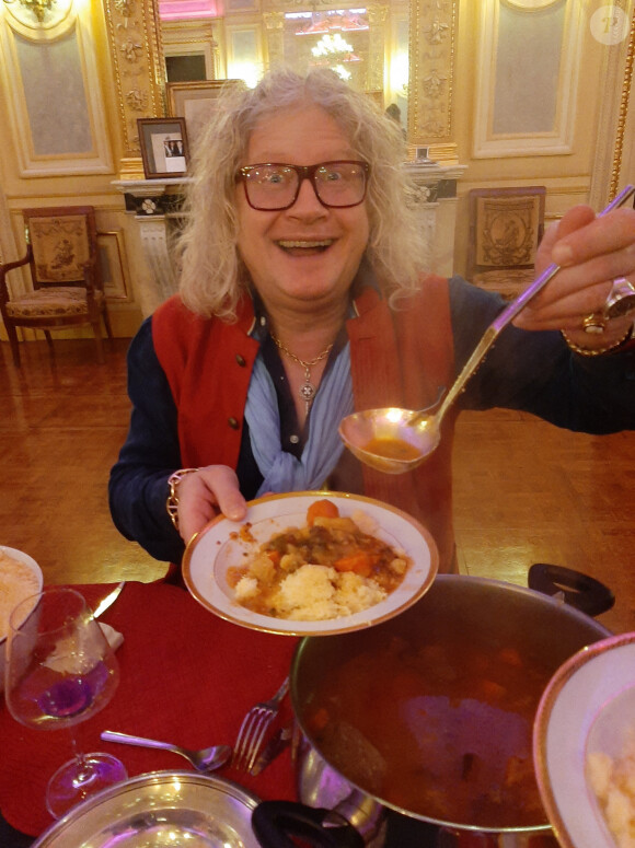 Exclusif - Pierre-Jean Chalençon, confiné au Palais Vivienne, s'est fait un couscous pour le dîner le 3 mai 2020. © Philippe Baldini / Bestimage 