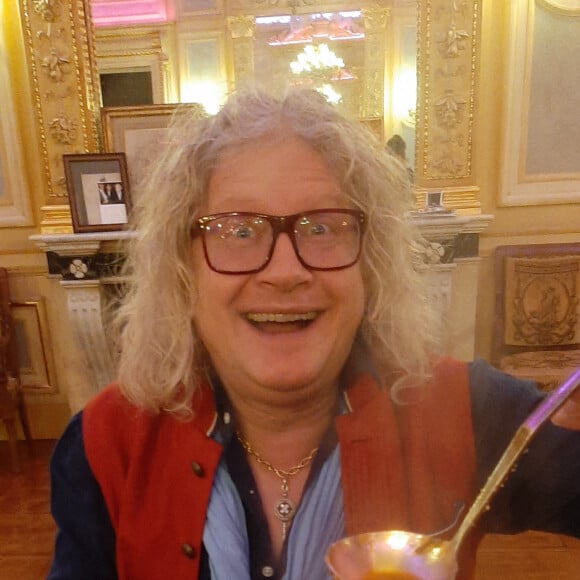 Exclusif - Pierre-Jean Chalençon, confiné au Palais Vivienne, s'est fait un couscous pour le dîner le 3 mai 2020. © Philippe Baldini / Bestimage 