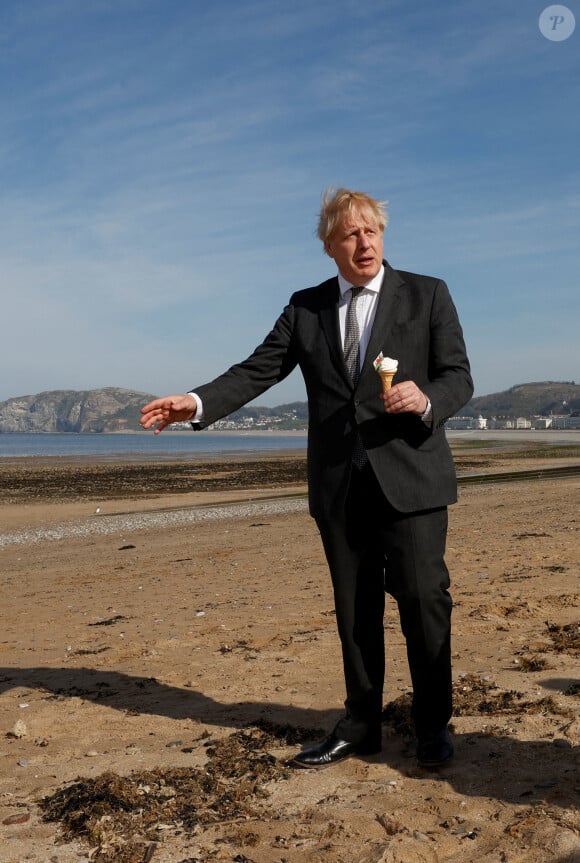 Le Premier ministre britannique Boris Johnson mange une glace lors de sa visite à Llandudno,Pays de Galles, Royaume Uni, le 26 avril 2021.